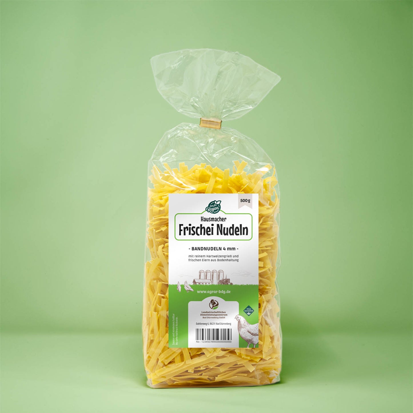 Frontalansicht von Hausmacher Frischei Bandnudeln 4 mm 500 Gramm in einer Plastiktüte mit Etikett.