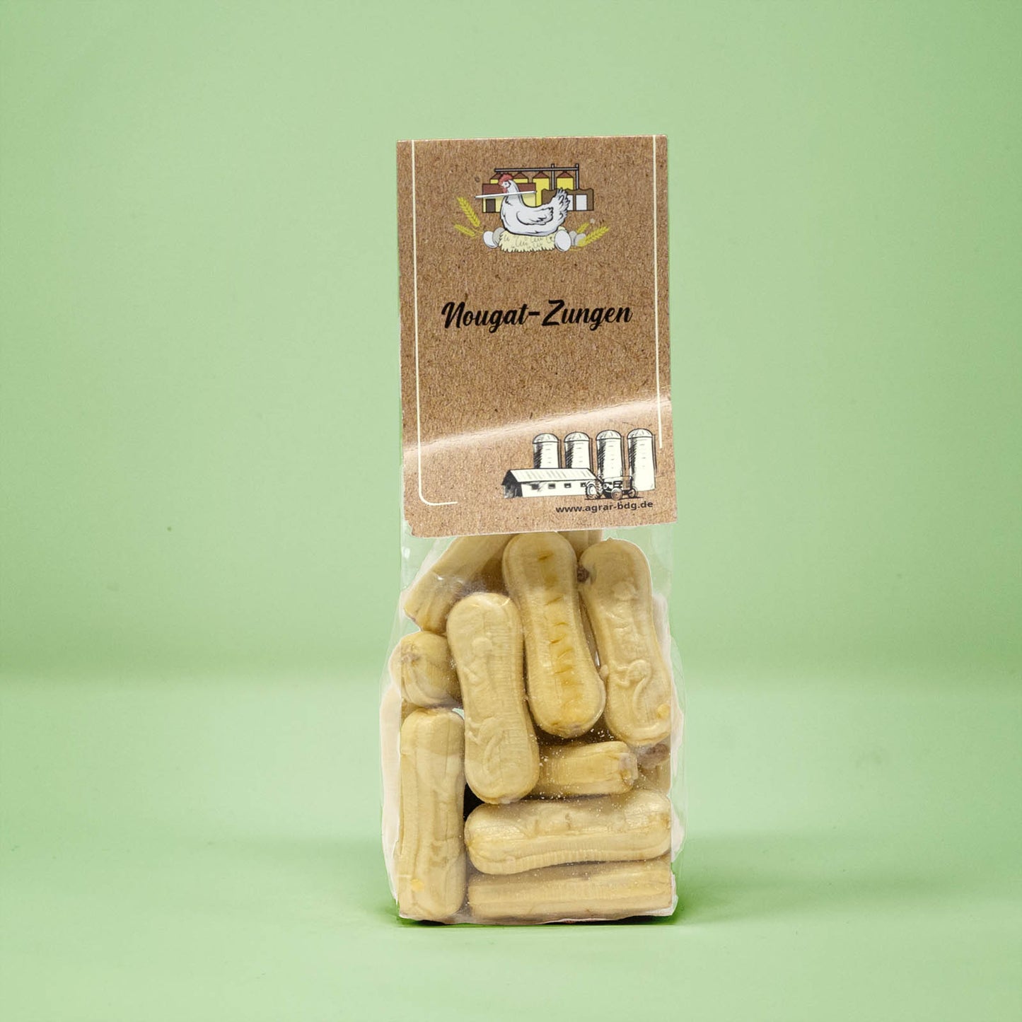 Frontalansicht von Nougat Zungen in einer transparenten Plastiktüte mit einem Pappetikett.