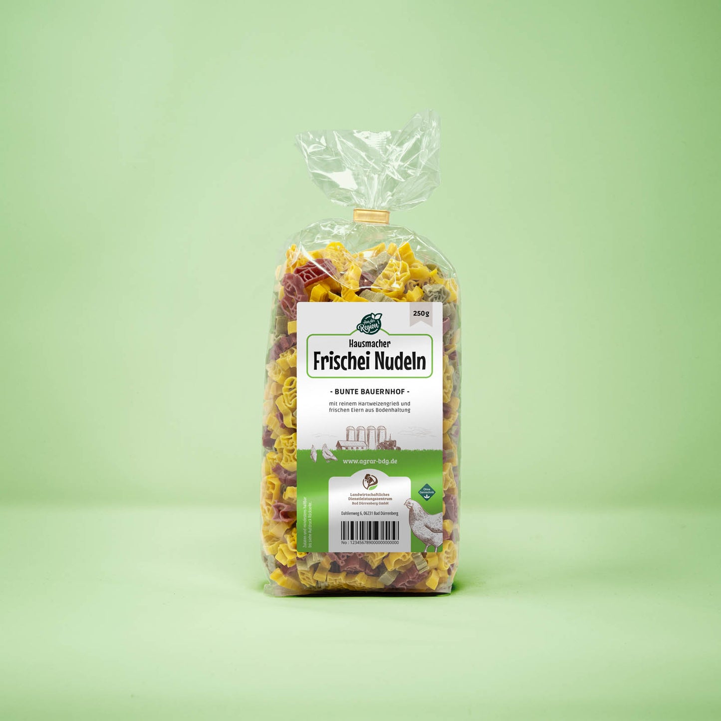 Frontalansicht von Hausmacher Frischei Bunte Bauernhof Nudeln 500 Gramm in einer Plastiktüte mit Etikett.