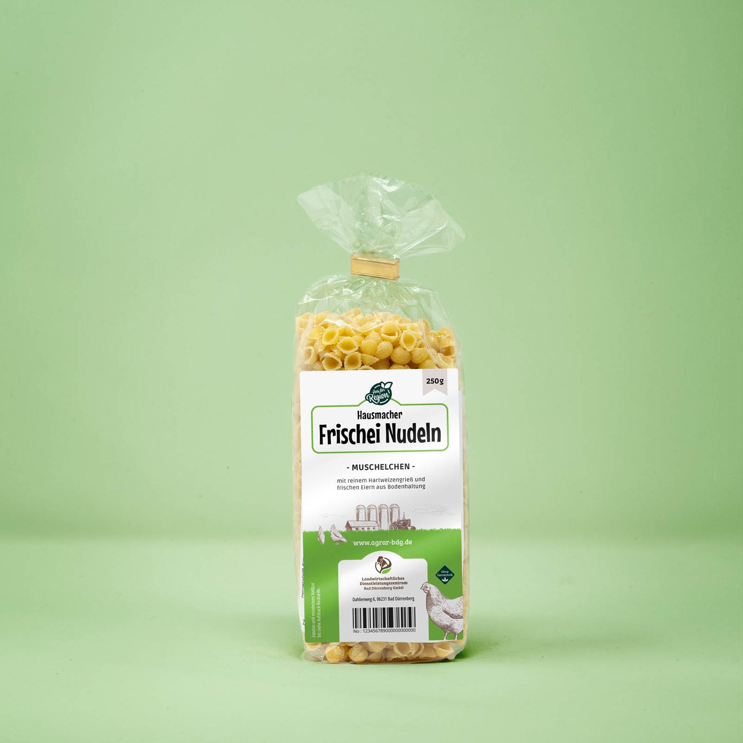 Frontalansicht von Hausmacher Frischei Muschelchen Nudeln 250 Gramm in einer Plastiktüte mit Etikett.