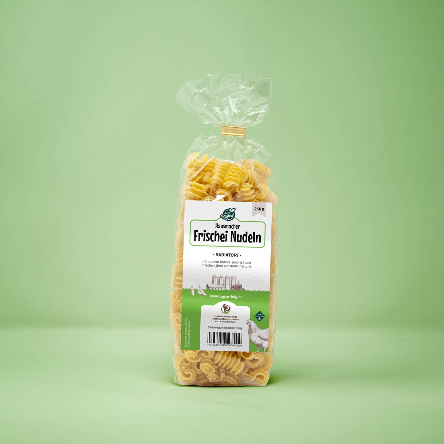 Frontalansicht von Hausmacher Frischei Radiatori Nudeln 250 Gramm in einer Plastiktüte mit Etikett.