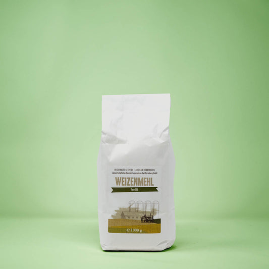 Frontalansicht von Weizenmehl Typ 550 1 Kilogramm in einer Papiertüte mit Etikett.