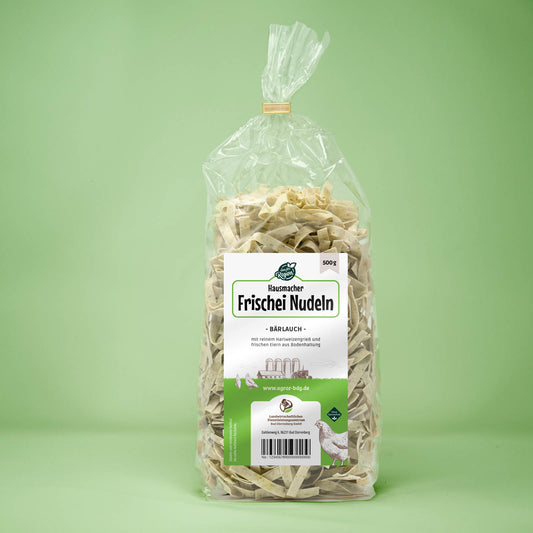 Frontalansicht von Hausmacher Frischei Baerlauch Nudeln 500 Gramm in einer Plastiktüte mit Etikett.