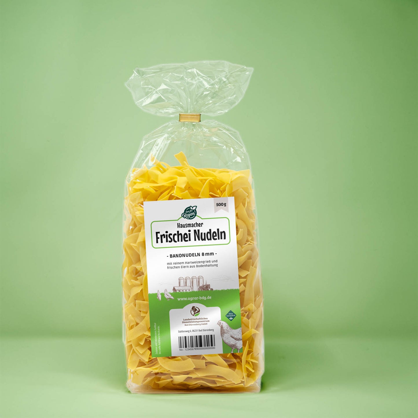 Frontalansicht von Hausmacher Frischei Bandnudeln 8 mm 500 Gramm in einer Plastiktüte mit Etikett.
