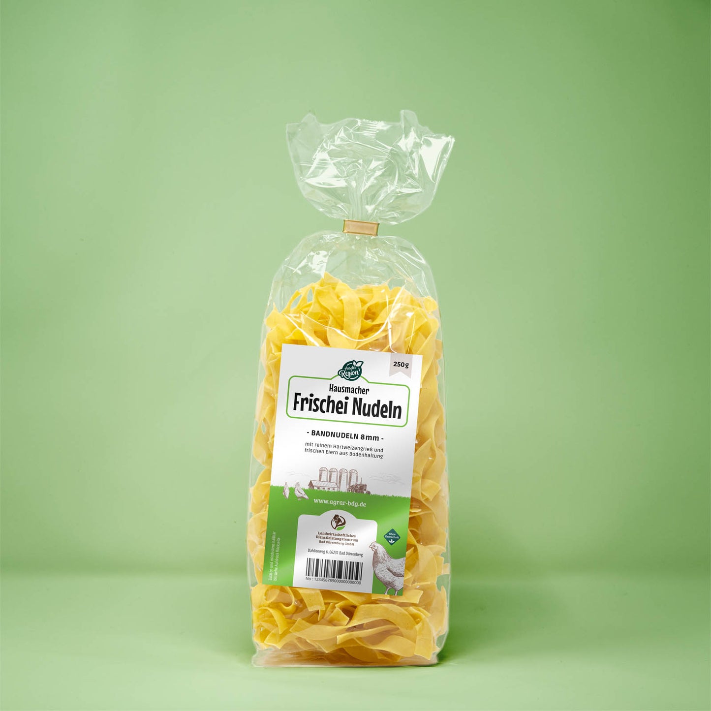 Frontalansicht von Hausmacher Frischei Bandnudeln 8 mm 250 Gramm in einer Plastiktüte mit Etikett.