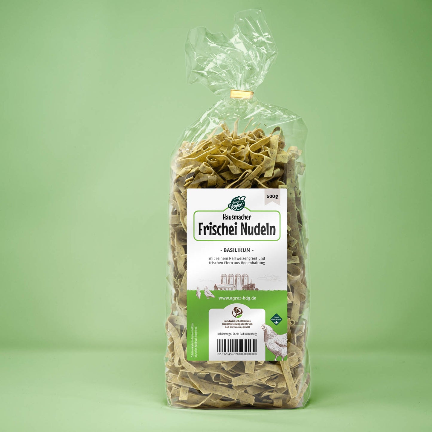 Frontalansicht von Hausmacher Frischei Nudeln Basilikum 500 Gramm in einer Plastiktüte mit Etikett.