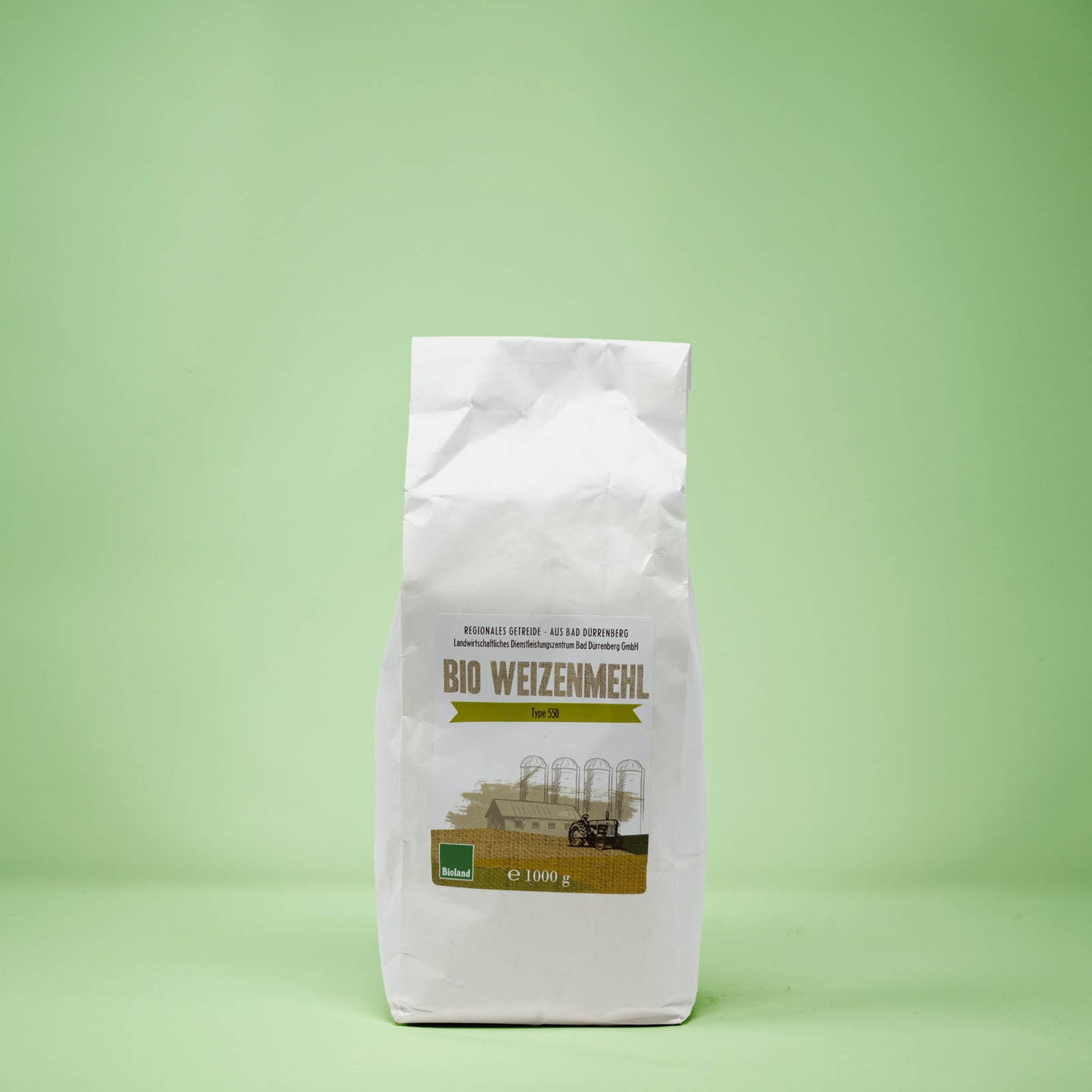 Frontalansicht von Bio Weizenmehl Typ 550 1 Kilogramm in einer Papiertüte mit Etikett.