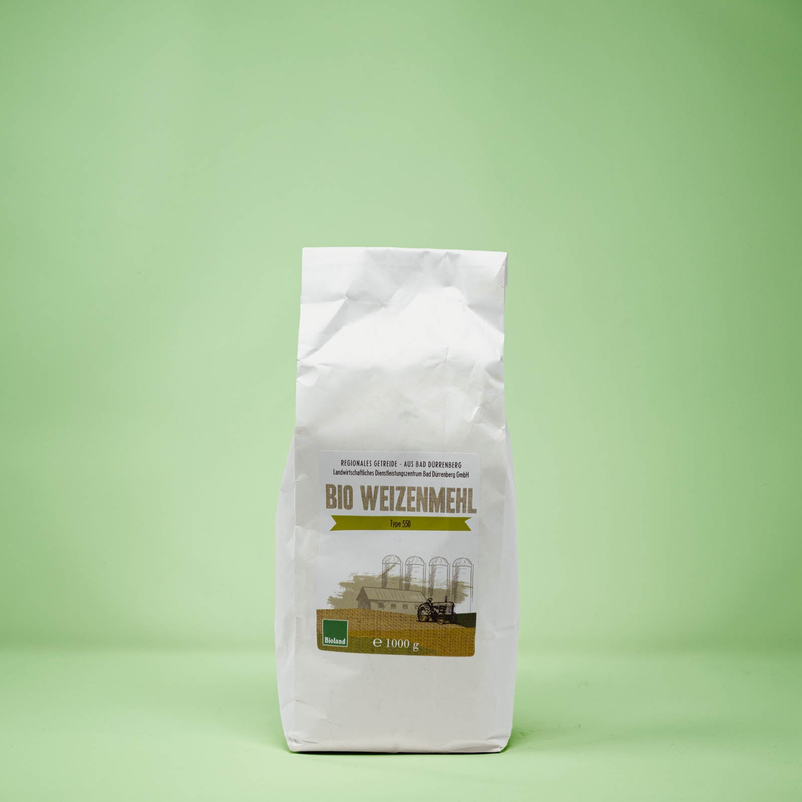 Frontalansicht von Bio Weizenmehl Typ 550 1 Kilogramm in einer Papiertüte mit Etikett.