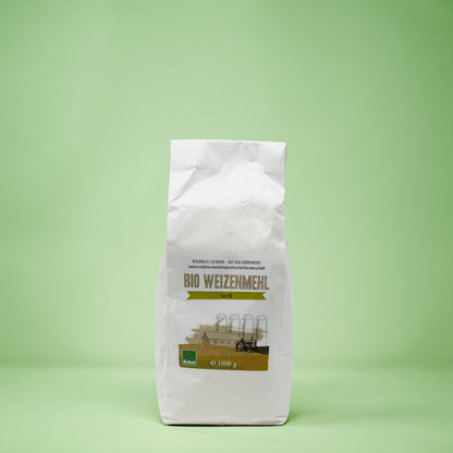 Frontalansicht von Bio Weizenmehl Typ 550 1 Kilogramm in einer Papiertüte mit Etikett.