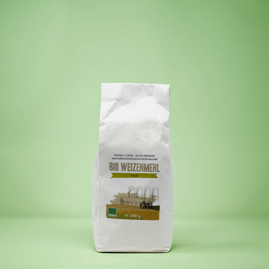 Frontalansicht von Bio Weizenmehl Typ 550 1 Kilogramm in einer Papiertüte mit Etikett.