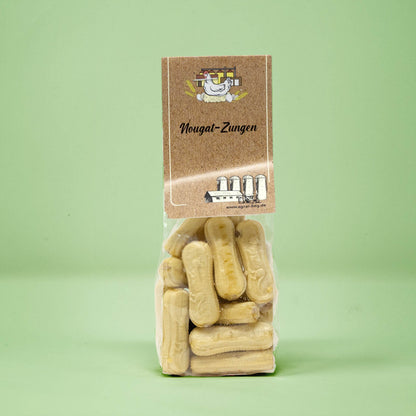 Frontalansicht von Nougat Zungen in einer transparenten Plastiktüte mit einem Pappetikett.