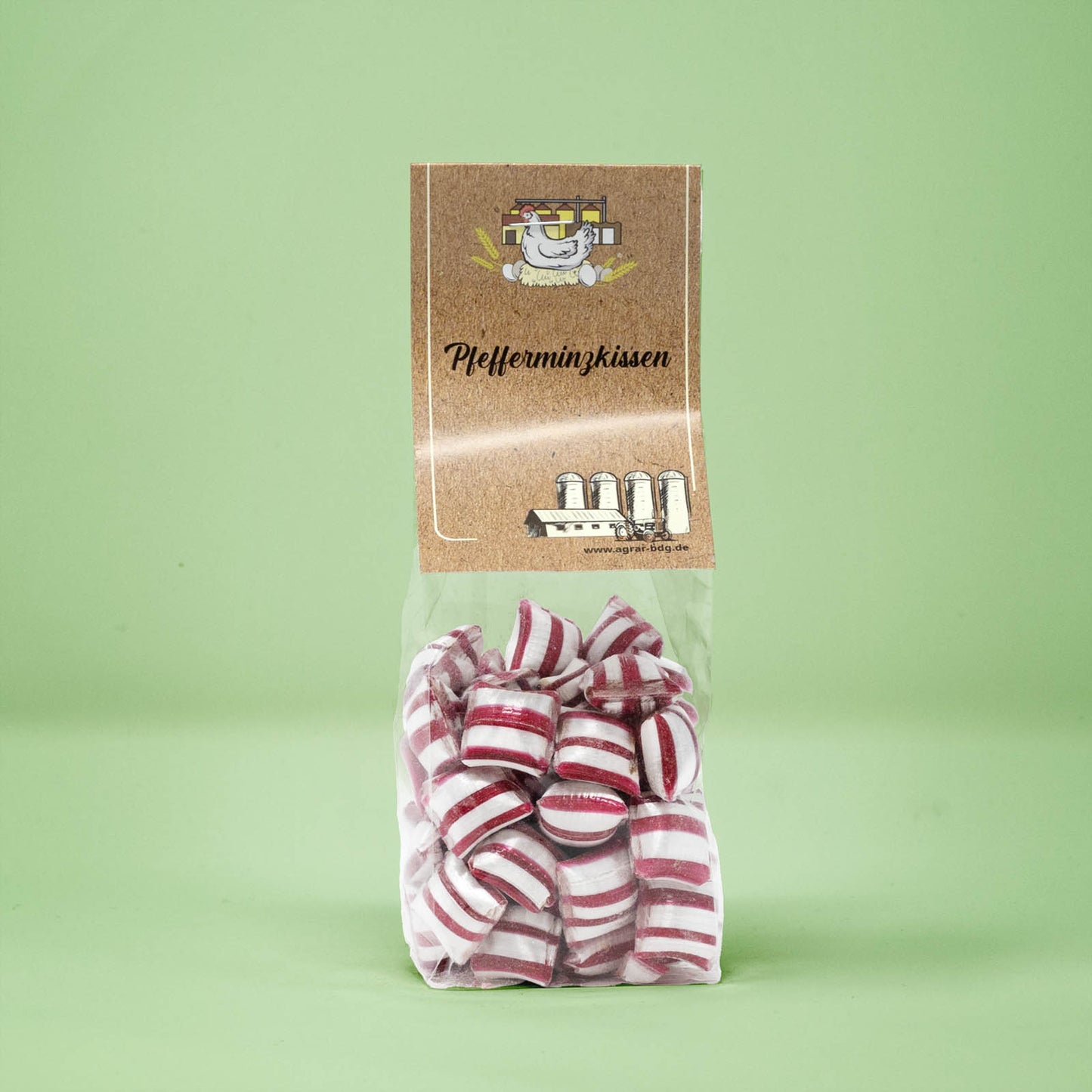 Frontalansicht von Pfefferminzkissen Bonbons in einer transparenten Plastiktüte mit einem Pappetikett.