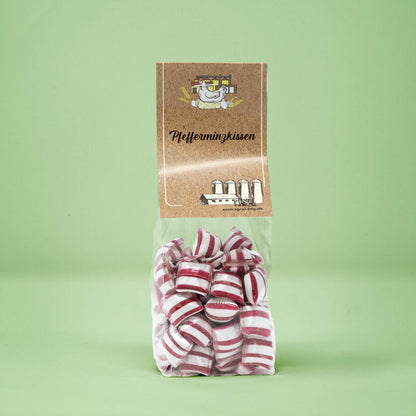 Frontalansicht von Pfefferminzkissen Bonbons in einer transparenten Plastiktüte mit einem Pappetikett.