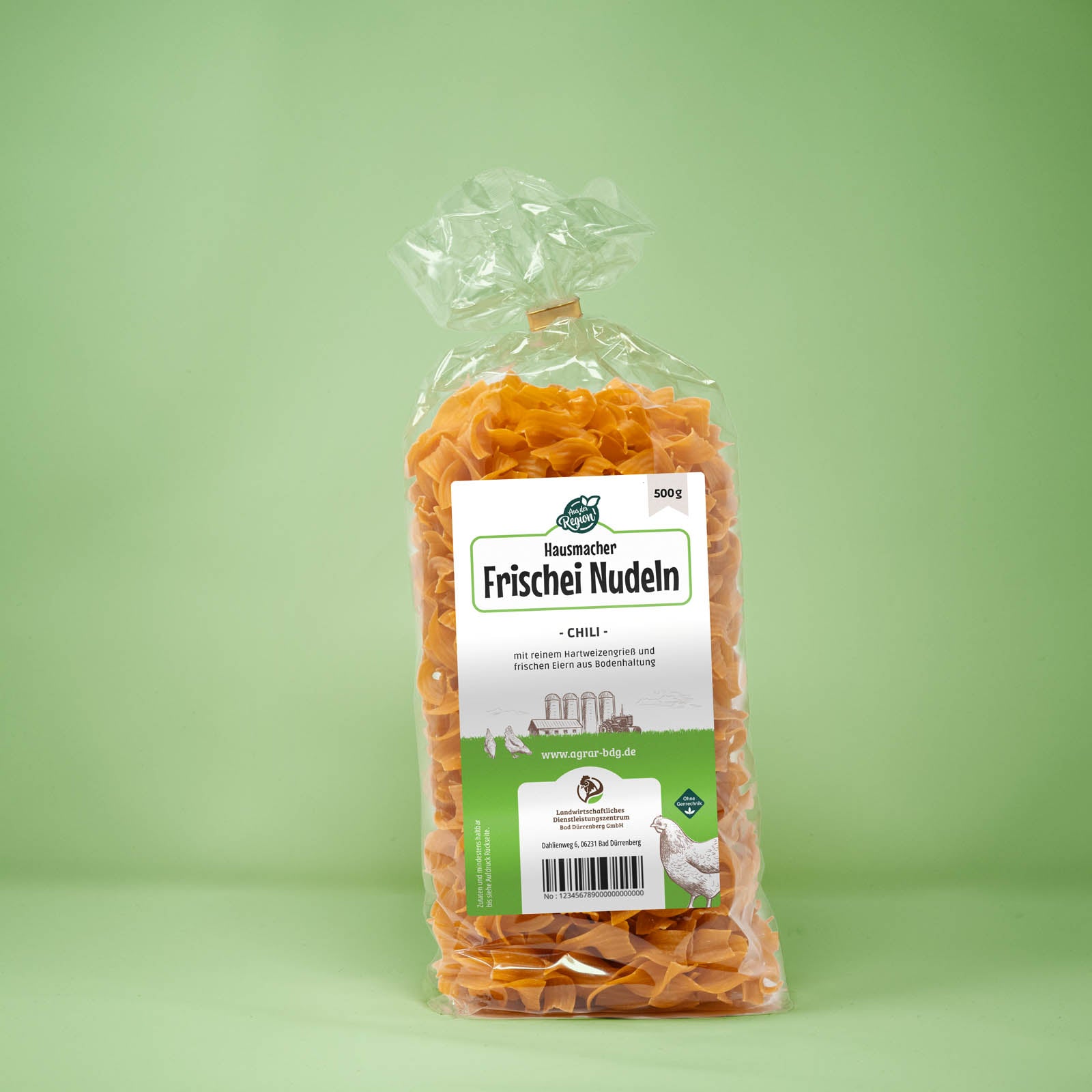 Frontalansicht von Hausmacher Frischei Nudeln Chilli 500 Gramm in einer Plastiktüte mit Etikett.