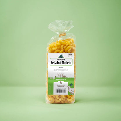 Frontalansicht von Hausmacher Frischei Drelli Nudeln 250 Gramm in einer Plastiktüte mit Etikett.
