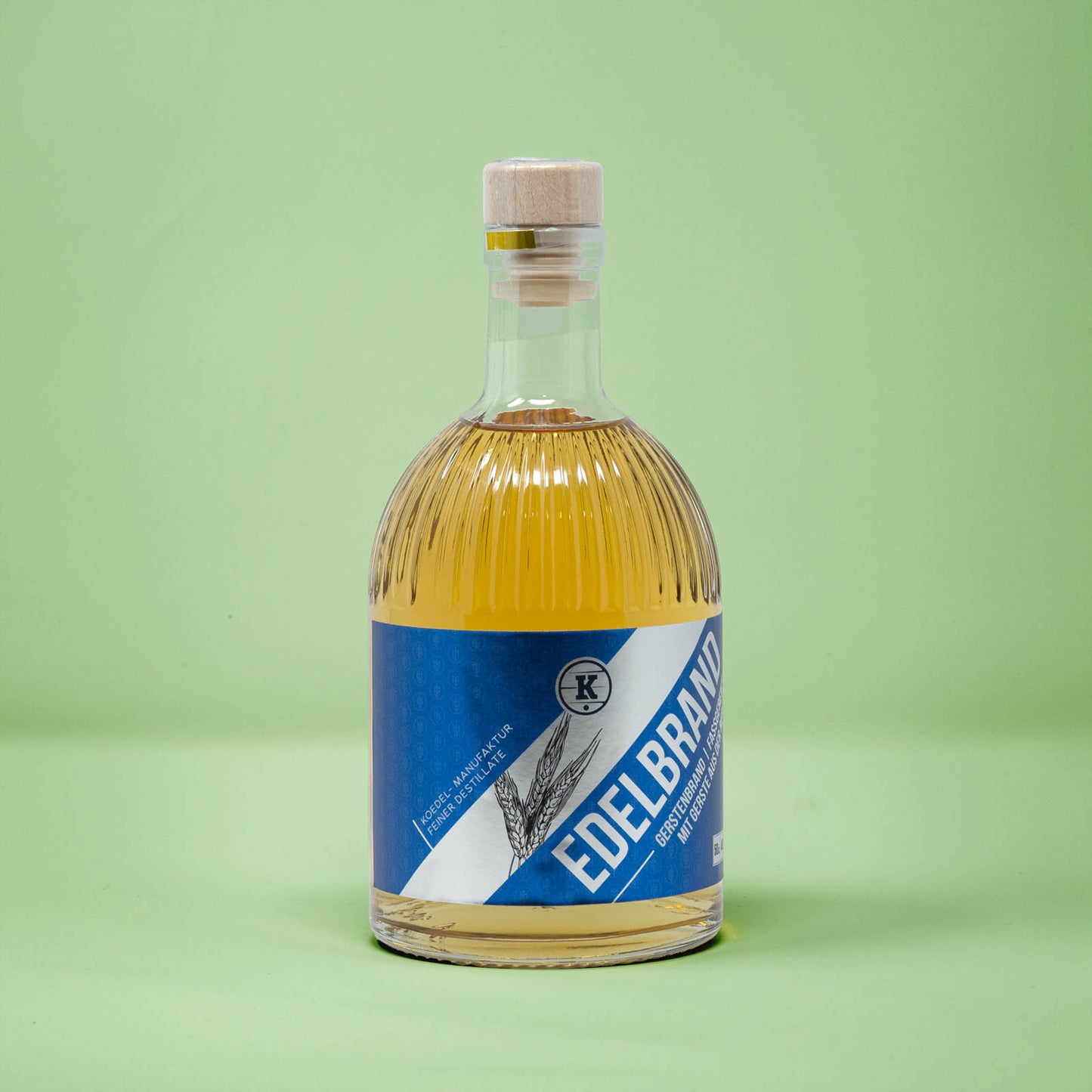 Frontalansicht von Bad Duerrenberger Edelbrand Gerste 500 Milliliter in einer Glasflasche mit Etikett.