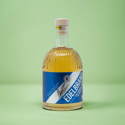 Frontalansicht von Bad Duerrenberger Edelbrand Gerste 500 Milliliter in einer Glasflasche mit Etikett.