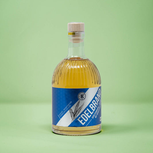 Frontalansicht von Bad Duerrenberger Edelbrand Gerste 500 Milliliter in einer Glasflasche mit Etikett.