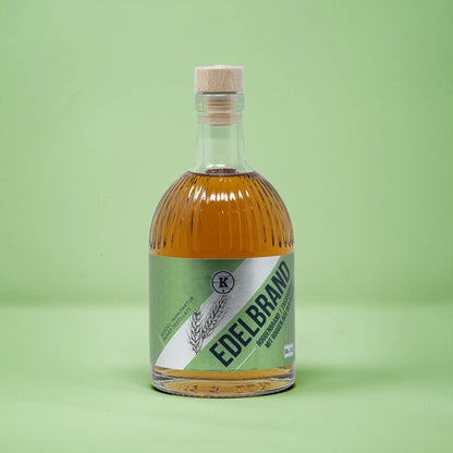 Frontalansicht von Bad Duerrenberger Edelbrand Roggen 500 Milliliter in einer Glasflasche mit Etikett.