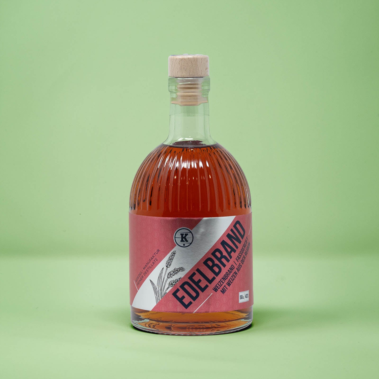 Frontalansicht von Bad Duerrenberger Edelbrand Weizen 500 Milliliter in einer Glasflasche mit Etikett.