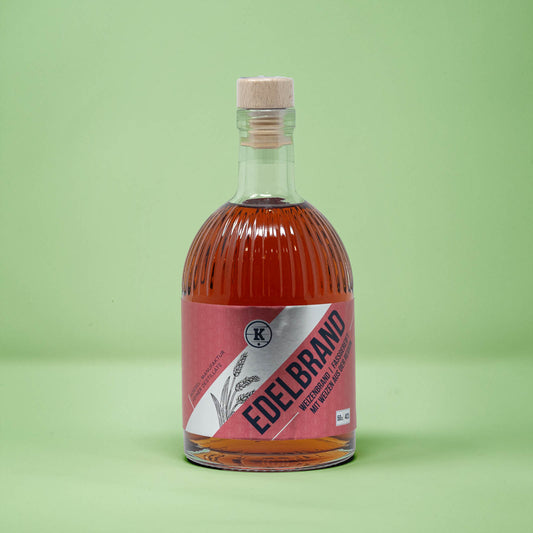 Frontalansicht von Bad Duerrenberger Edelbrand Weizen 500 Milliliter in einer Glasflasche mit Etikett.
