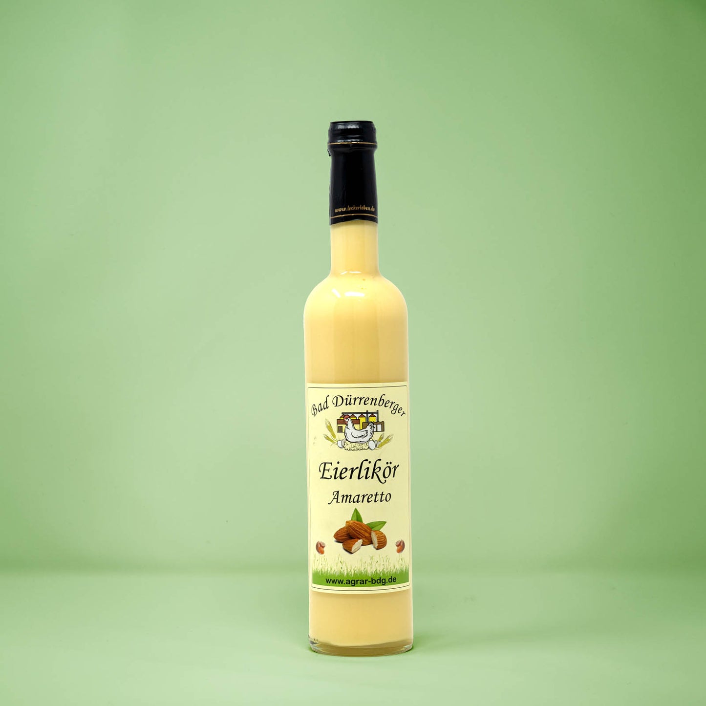 Frontalansicht von Bad Duerrenberger Eierlikoer Amaretto 500 Milliliter in einer Glasflasche mit Etikett.
