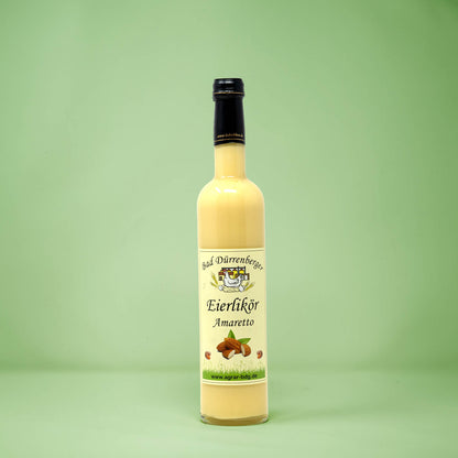 Frontalansicht von Bad Duerrenberger Eierlikoer Amaretto 500 Milliliter in einer Glasflasche mit Etikett.