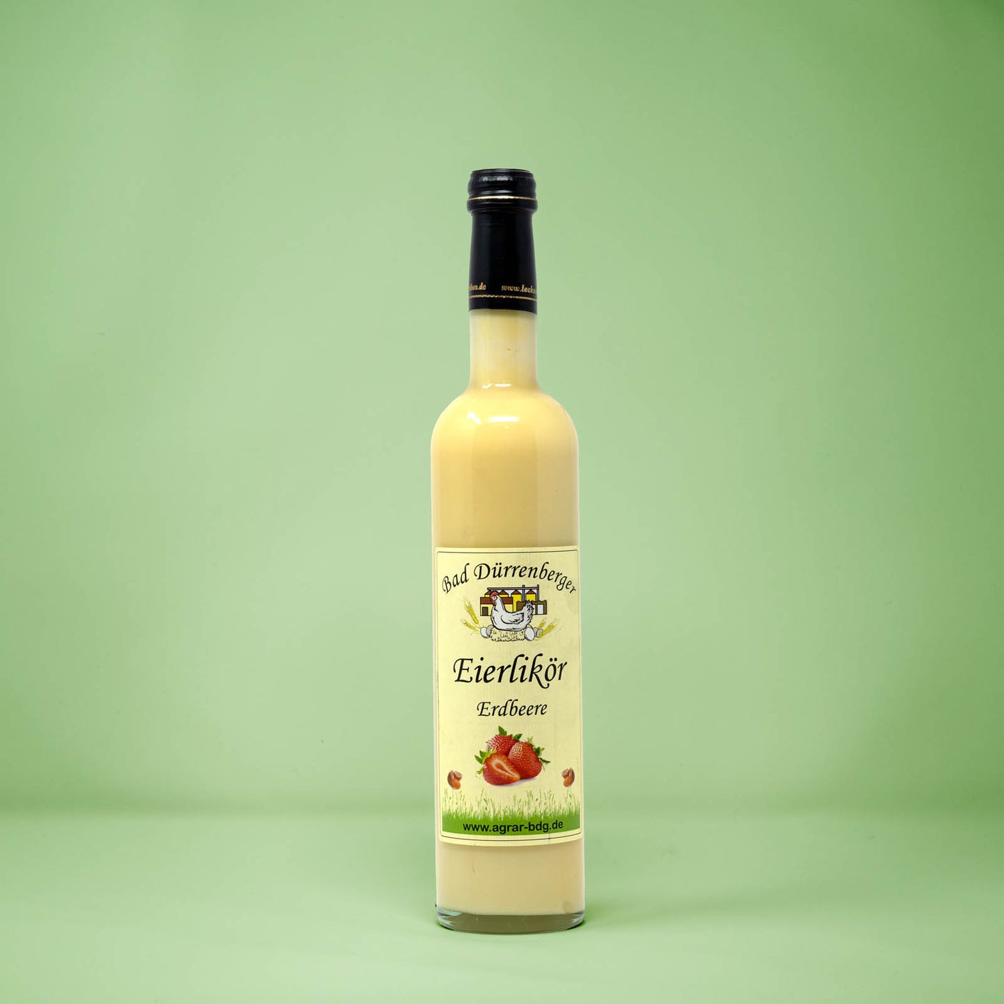 Frontalansicht von Bad Duerrenberger Eierlikoer Erdbeere 500 Milliliter in einer Glasflasche mit Etikett.