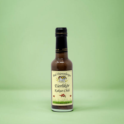 Frontalansicht von Bad Duerrenberger Eierlikoer Kakao-Chilii 250 Milliliter in einer Glasflasche mit Etikett.