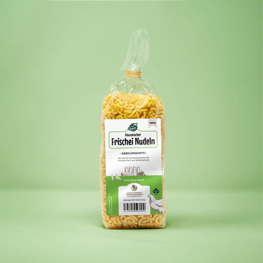 Frontalansicht von Hausmacher Frischei Gabelspaghetti 500 Gramm in einer Plastiktüte mit Etikett.