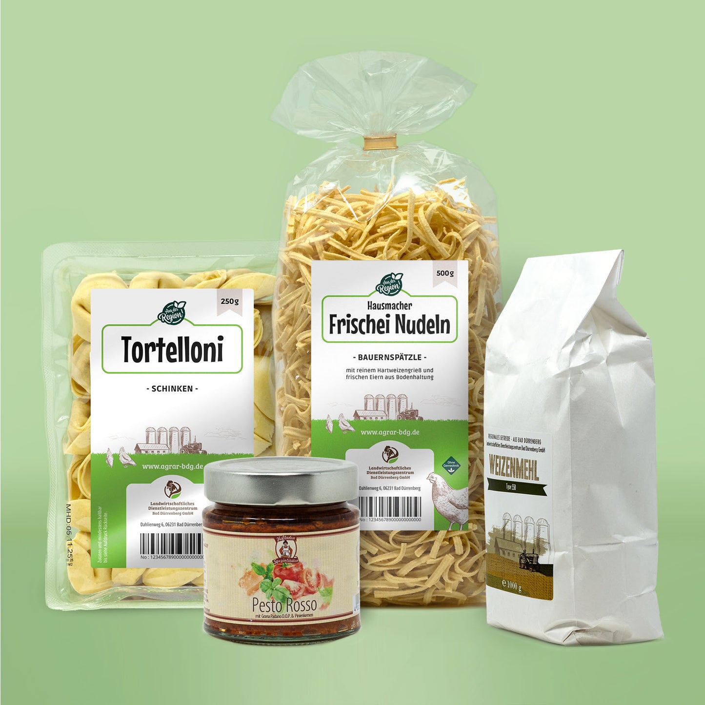 Inhalt des Genuspakets Kuechenfreude. Von links nach rechts: Tortelloni, Pesto RossoBauernspaetzle und Weizenmehl.