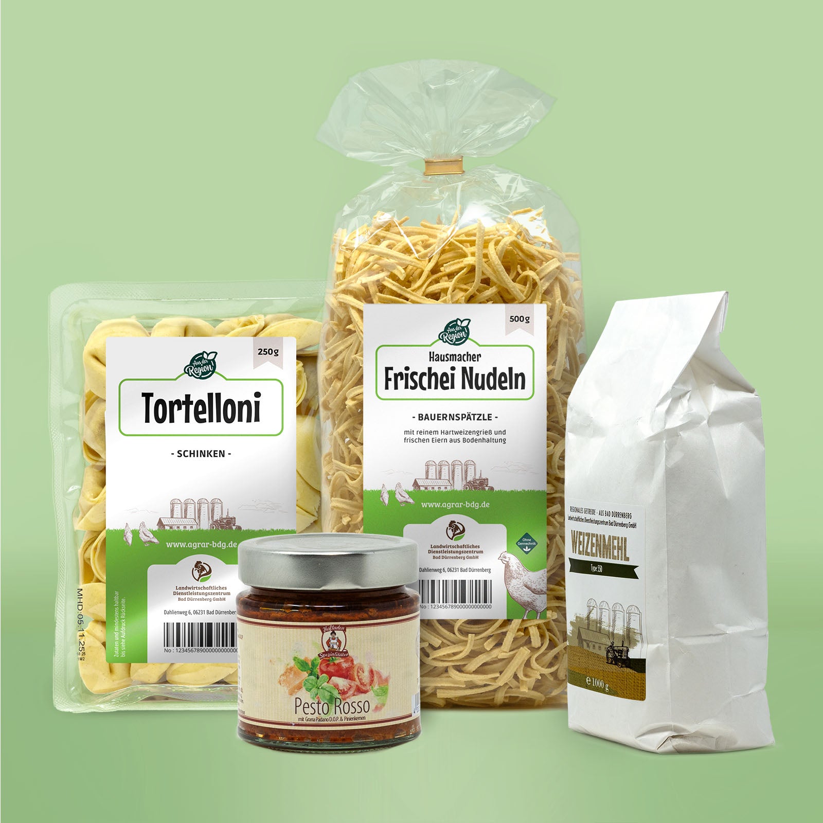 Inhalt des Genuspakets Kuechenfreude. Von links nach rechts: Tortelloni, Pesto RossoBauernspaetzle und Weizenmehl.