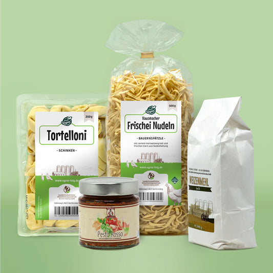 Inhalt des Genuspakets Kuechenfreude. Von links nach rechts: Tortelloni, Pesto RossoBauernspaetzle und Weizenmehl.