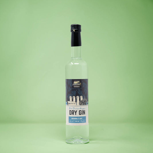 Frontalansicht von Bad Duerrenberger Dry Gin 500 Milliliter in einer Glasflasche mit Etikett.