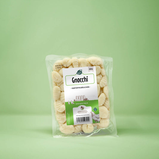 Frontalansicht von Gnocci Kartoffelbaellchen 500 Gramm in einer Plastikverpackung mit Etikett.