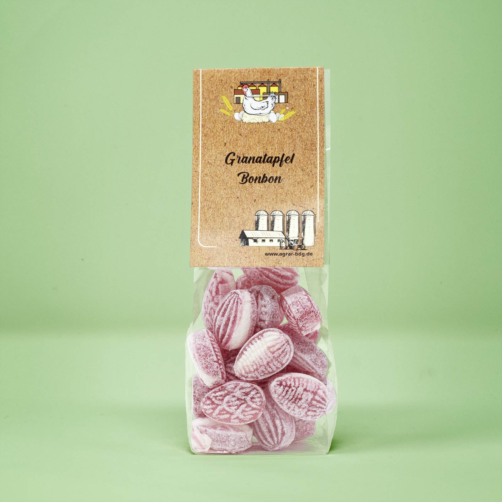 Frontalansicht von Granatapfel Bonbons in einer transparenten Plastiktüte mit einem Pappetikett.