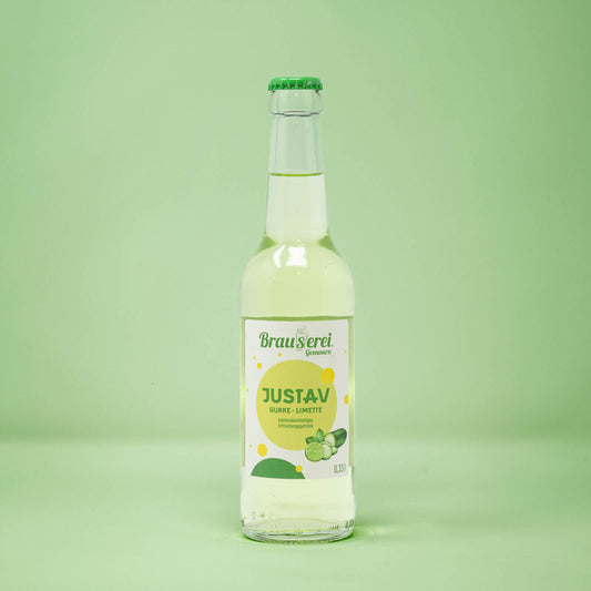 Frontalansicht von Justav Gurke-Limette Brause 330 Milliliter in einer Glasflasche mit Etikett.
