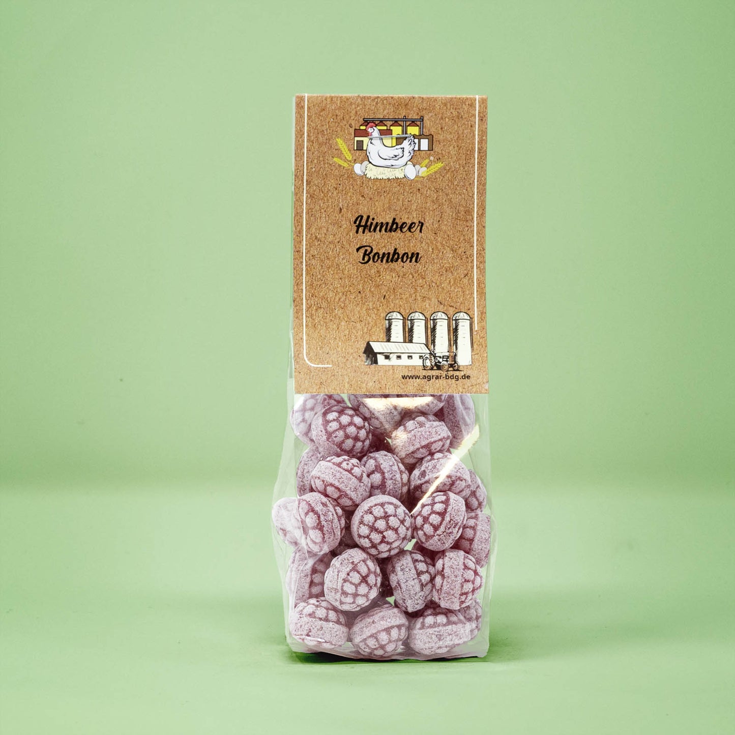 Frontalansicht von Himbeer Bonbons in einer transparenten Plastiktüte mit einem Pappetikett.