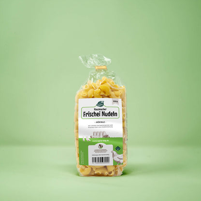 Frontalansicht von Hausmacher Frischei Hoernle Nudeln 250 Gramm in einer Plastiktüte mit Etikett.