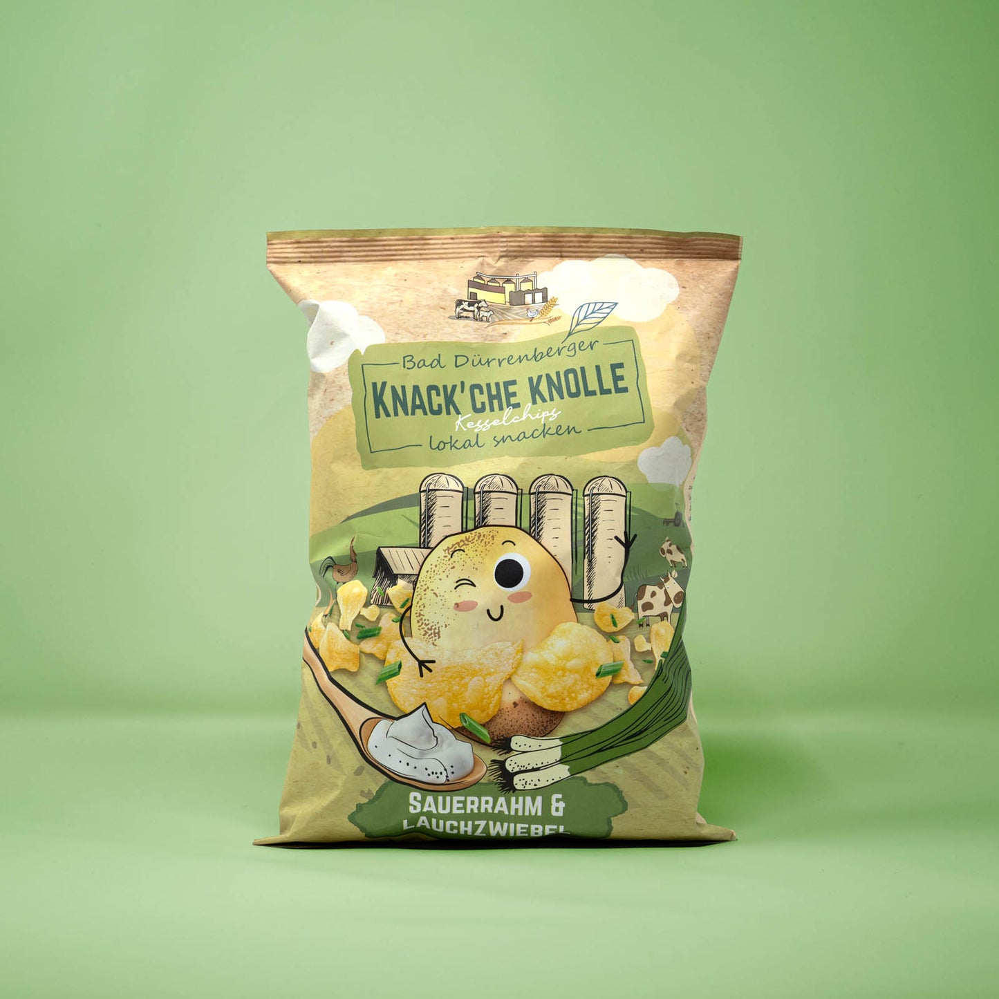 Frontalansicht von Bad Duerrenberger Kartoffelchips Sauerrahm und Lauchzwiebel 125 Gramm in einer Papiertüte.