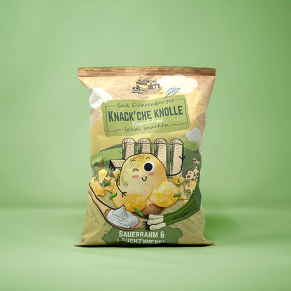 Frontalansicht von Bad Duerrenberger Kartoffelchips Sauerrahm und Lauchzwiebel 125 Gramm in einer Papiertüte.