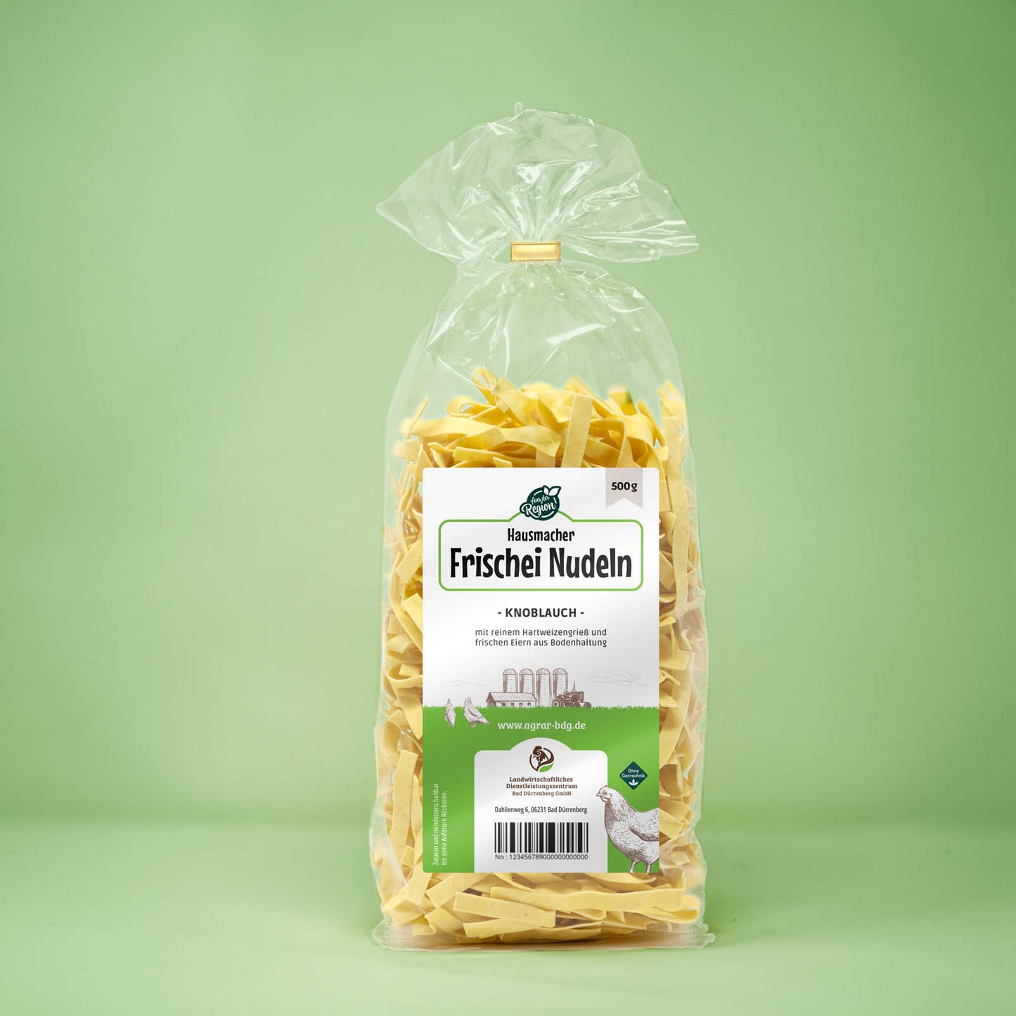 Frontalansicht von Hausmacher Frischei Knoblauch Nudeln 500 Gramm in einer Plastiktüte mit Etikett.