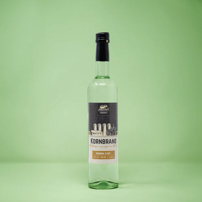 Frontalansicht von Bad Duerrenberger Kornbrand 500 Milliliter in einer Glasflasche mit Etikett.