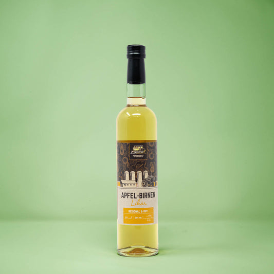 Frontalansicht von Apfel-Birnen Likoer 500 Milliliter in einer Glasflasche mit Etikett.