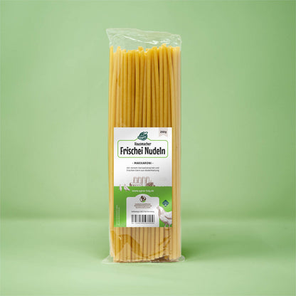 Frontalansicht von Hausmacher Frischei Makarroni Nudeln 250 Gramm in einer Plastiktüte mit Etikett.