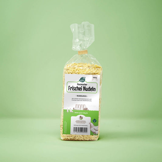 Frontalansicht von Hausmacher Frischei Nudelreis 500 Gramm in einer Plastiktüte mit Etikett.