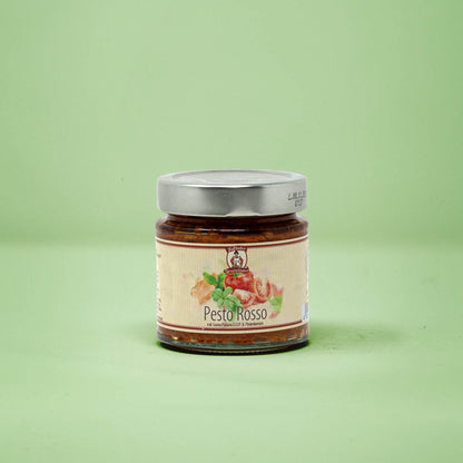 Frontalansicht von Pesto Rosso 180 Gramm in einem Glas mit Etikett.