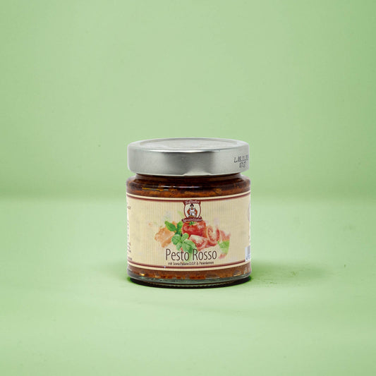 Frontalansicht von Pesto Rosso 180 Gramm in einem Glas mit Etikett.