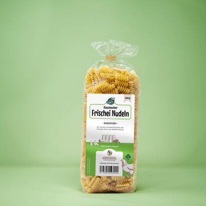 Frontalansicht von Hausmacher Frischei Radiatori Nudeln 500 Gramm in einer Plastiktüte mit Etikett.