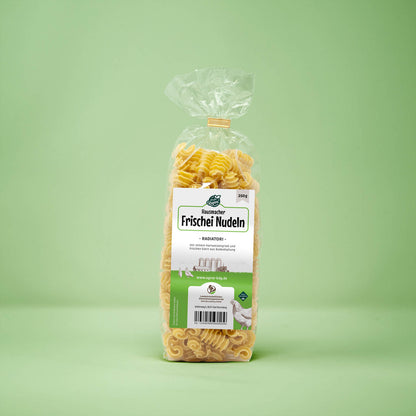 Frontalansicht von Hausmacher Frischei Radiatori Nudeln 250 Gramm in einer Plastiktüte mit Etikett.